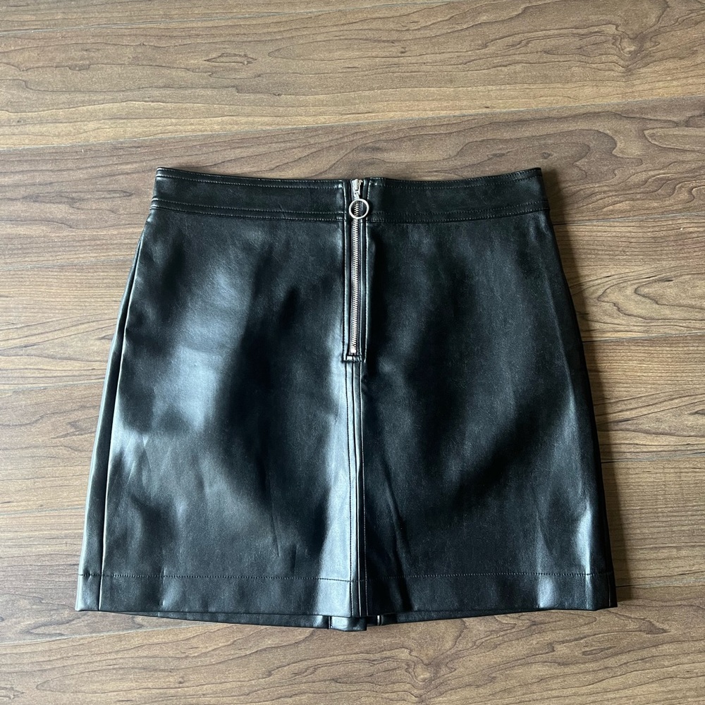 Aritzia Wilfred free vegan leather skirt black